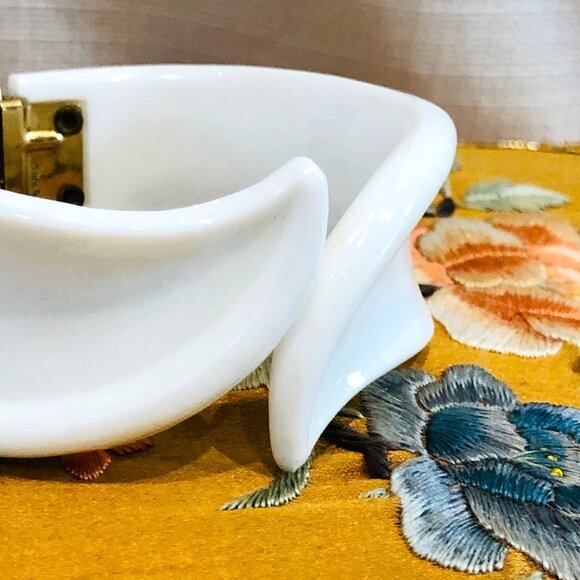 Vintage 1960s Trifari Clamp Bracelet in White Plastic - Picture 9 of 9